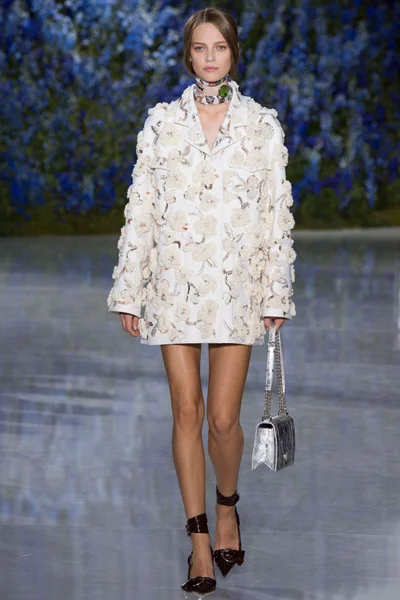 Look 16